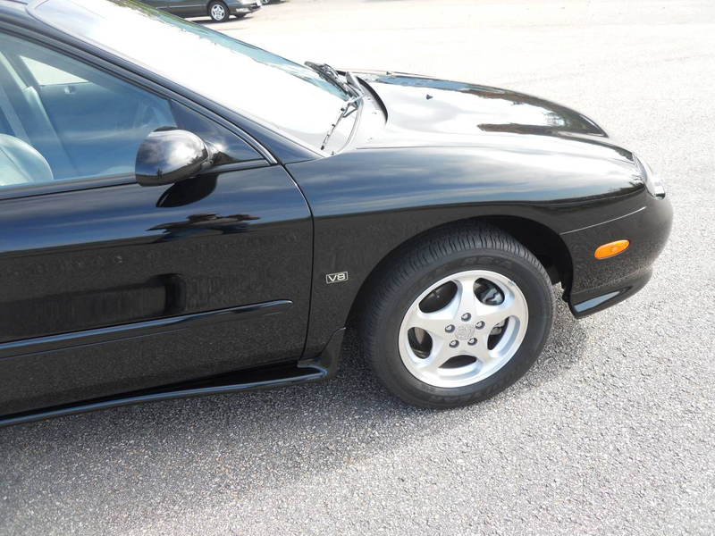 Illustration for article titled At $15,800, Will This Neat as a Pin 1999 Ford Taurus SHO Totally Clean Up?